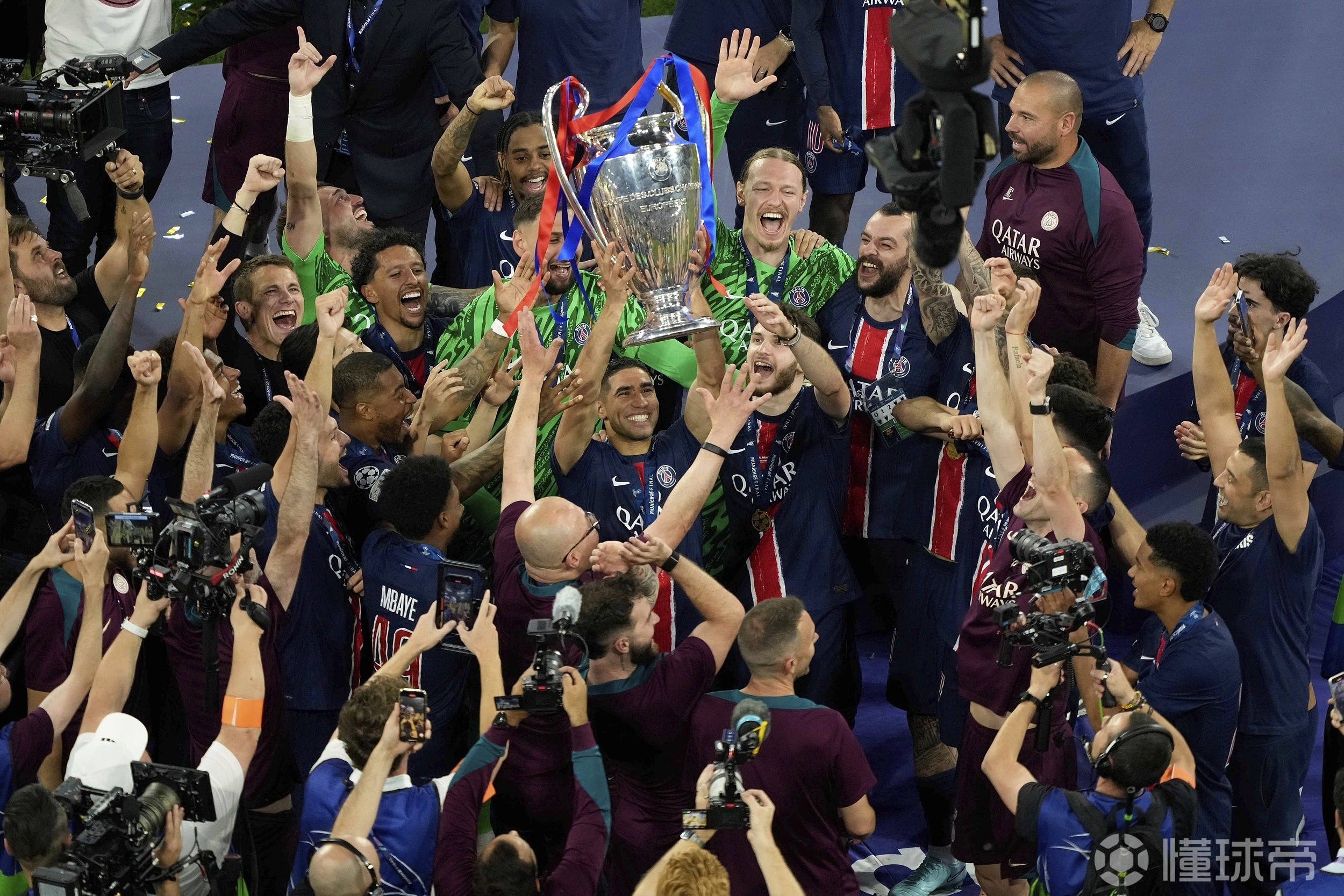 巴黎圣日耳曼晋级主场高兴庆祝 巴黎圣日耳曼晋级主场高兴庆祝