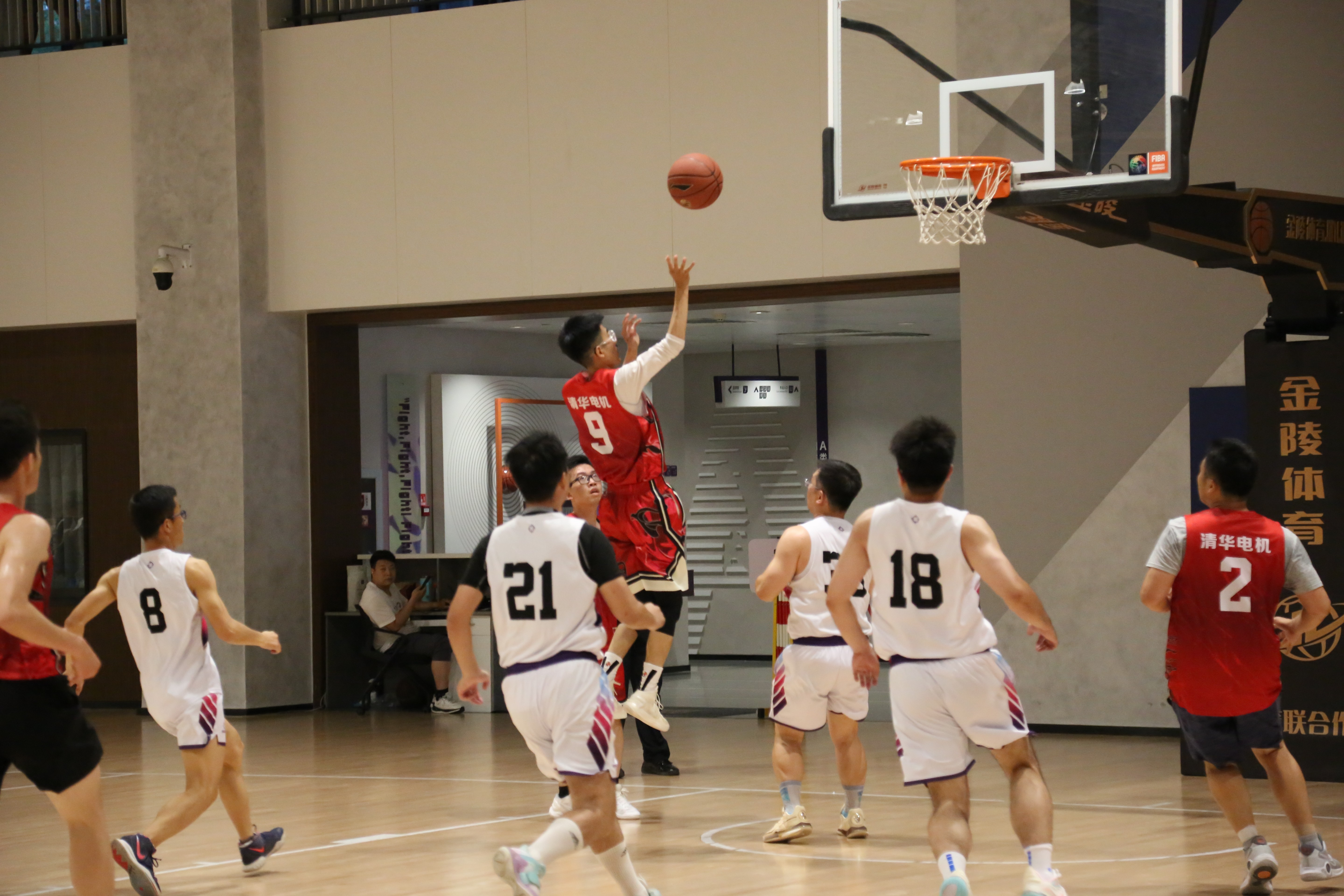 热衷篮球事业的年轻选手们将掀起一场热闹的比赛 热衷篮球事业的年轻选手们将掀起一场热闹的比赛