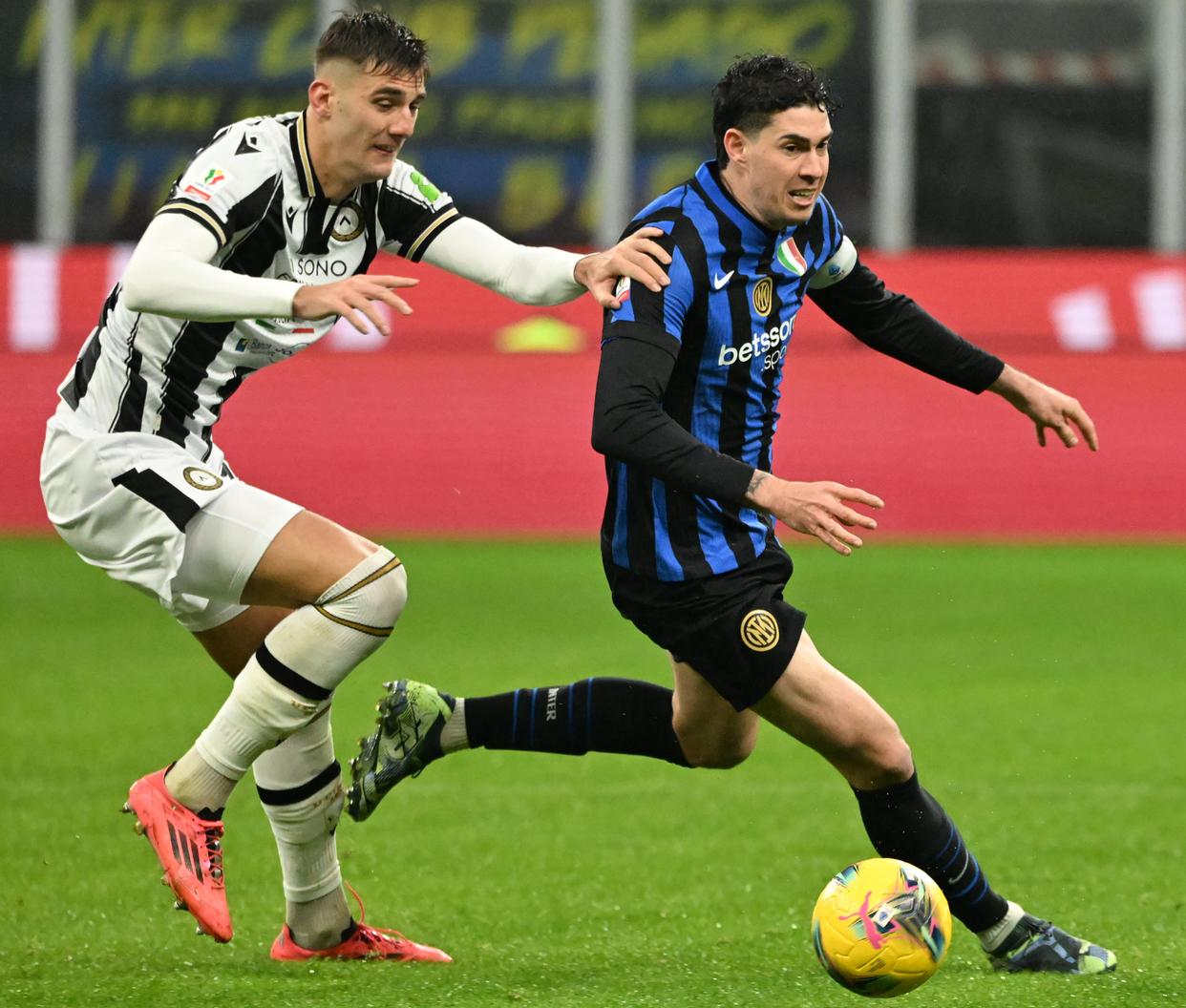 包含国际米兰战胜乌迪内斯，再度夺冠希望的词条