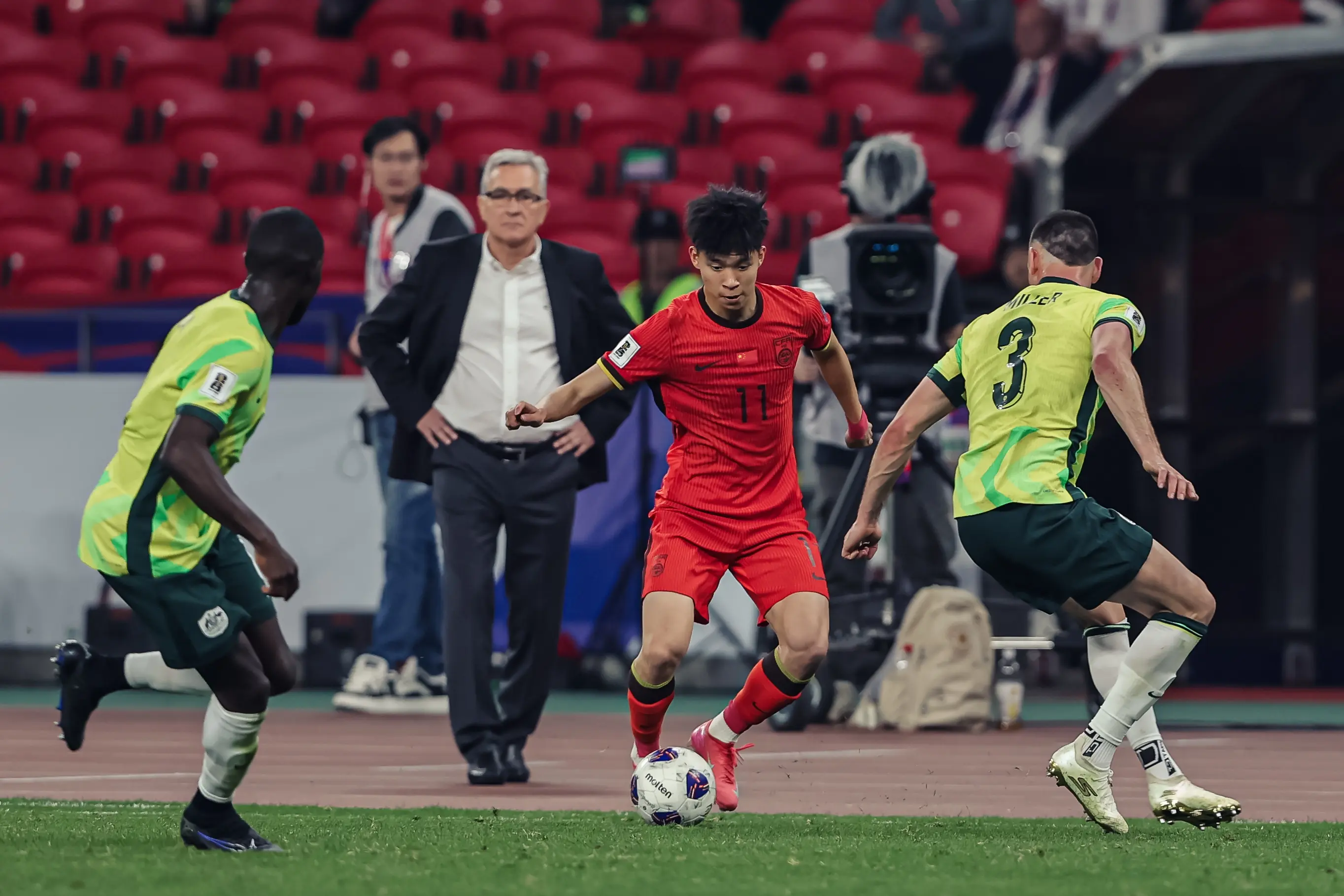 足球队员赛季表现优秀,升入新级别 足球队员赛季表现优秀,升入新级别