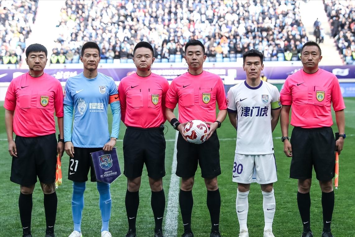 乐鱼体育网页版入口-大连一方迎战广州恒大：谁将占据上风？的简单介绍