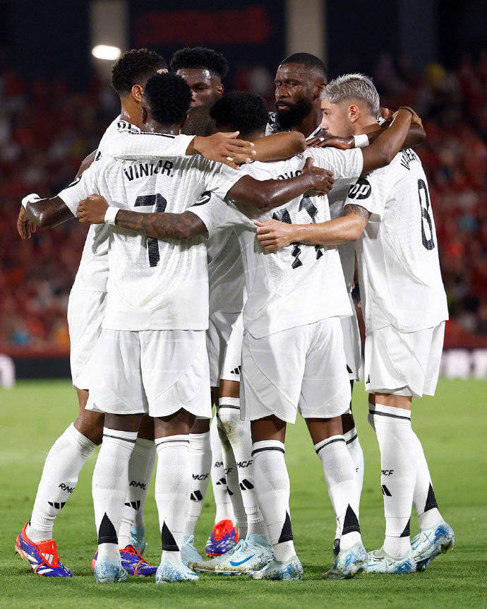 乐鱼体育官方-本泽马大四喜！皇马-大胜马略卡