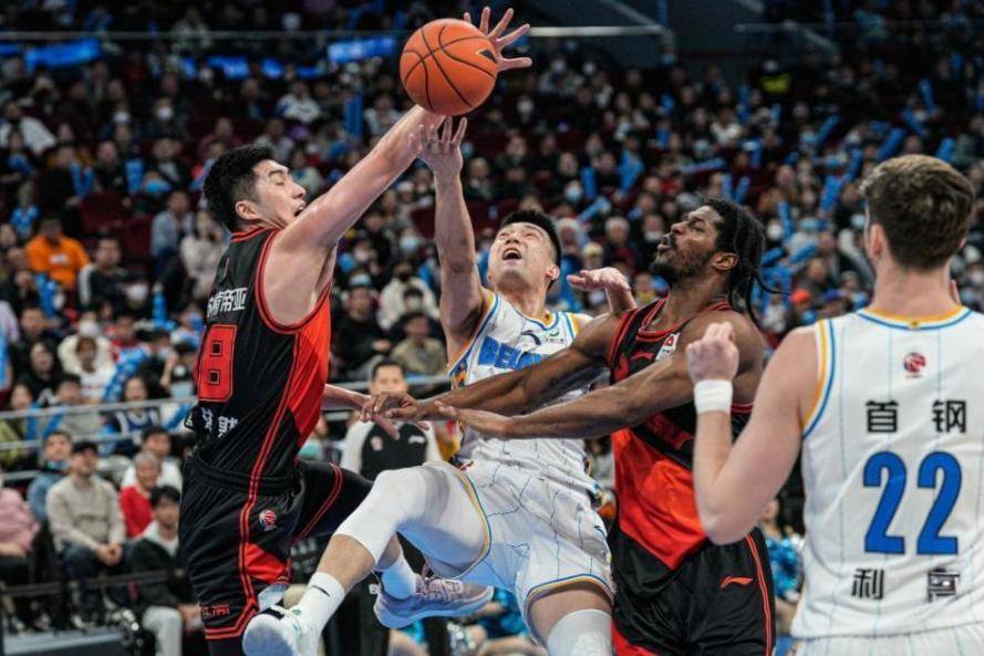 广东宏远对山东王者的紧张对决